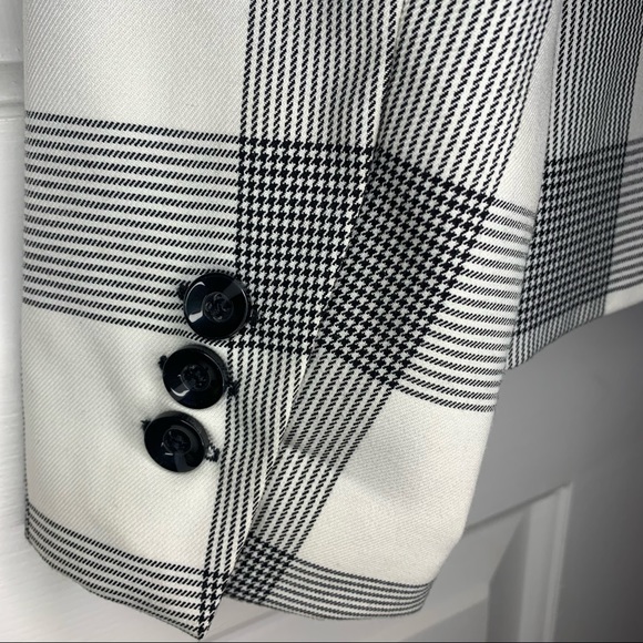 Women’s Blazer - Picture 3 of 8